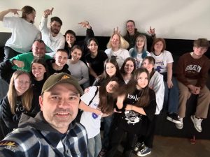 Zdjęcie selfie a na nim grupa młodzieży, uczestników projektu "Videoclipy bez lipy", wraz z legendarnymi producentami muzycznymi Voskovy. Widać moc i pozytywną energię.