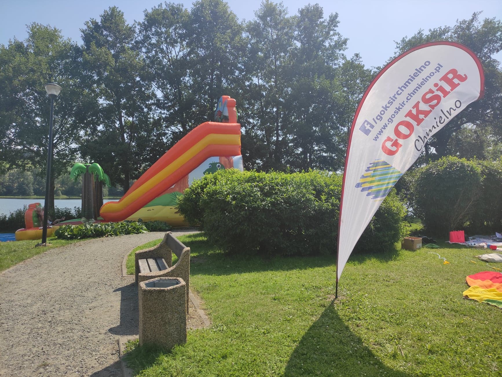 Zdjęcie przedstawiające banery reklamowe stojące na trawniku.