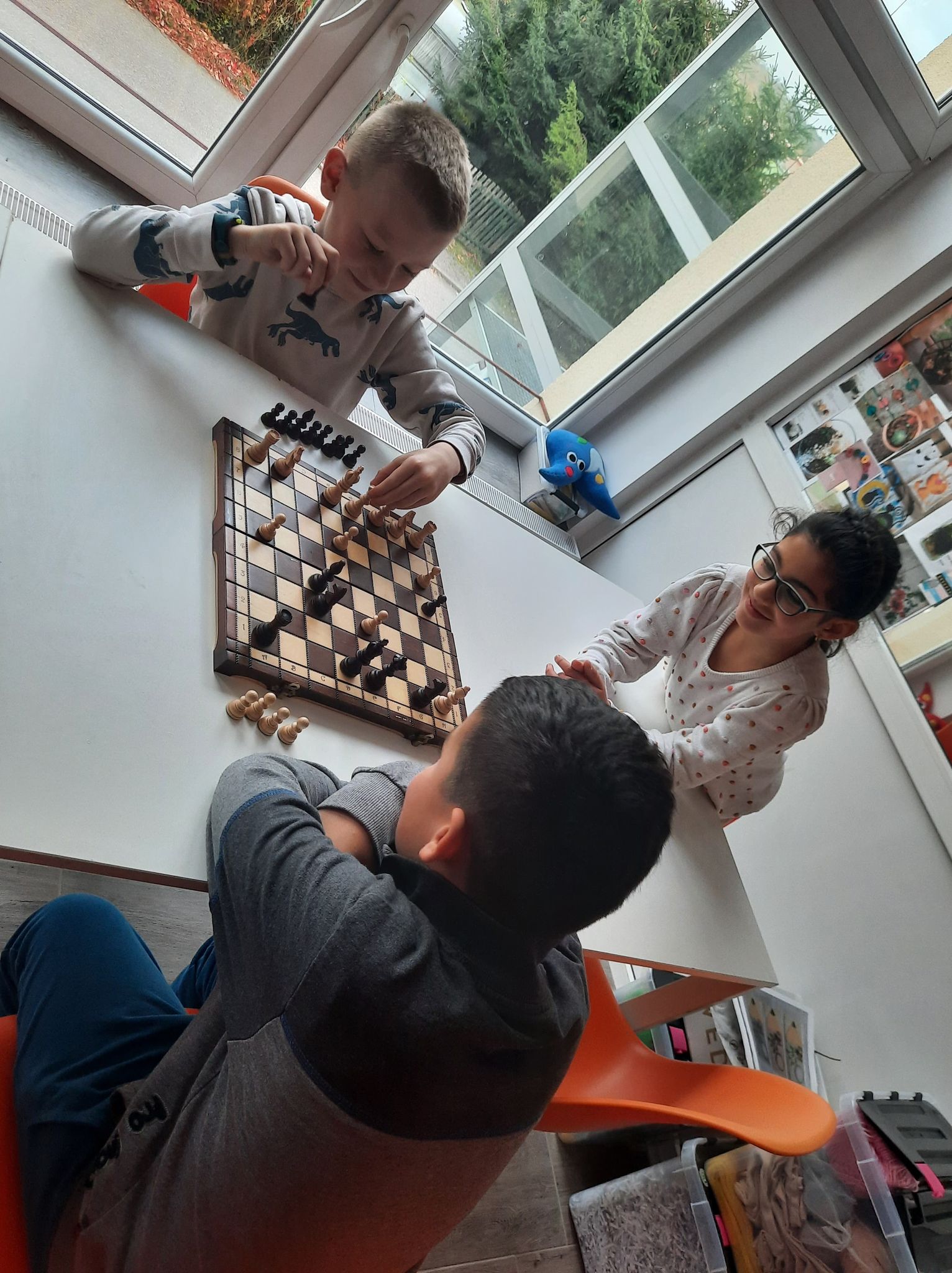 3 dzieci grająca w szachy