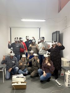 Grupa 12 osób ustawionych do zdjęcia z założonymi goglami VR