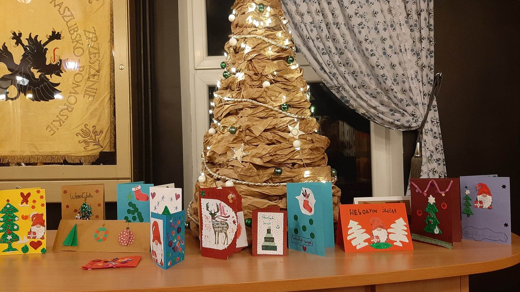 Kartki Bożonarodzeniowe własnoręcznie wykonane przed choinką