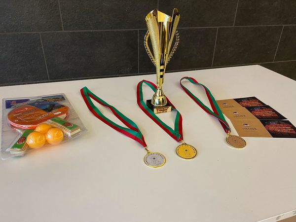 Puchar oraz medale czekające na osoby które wygrają turniej