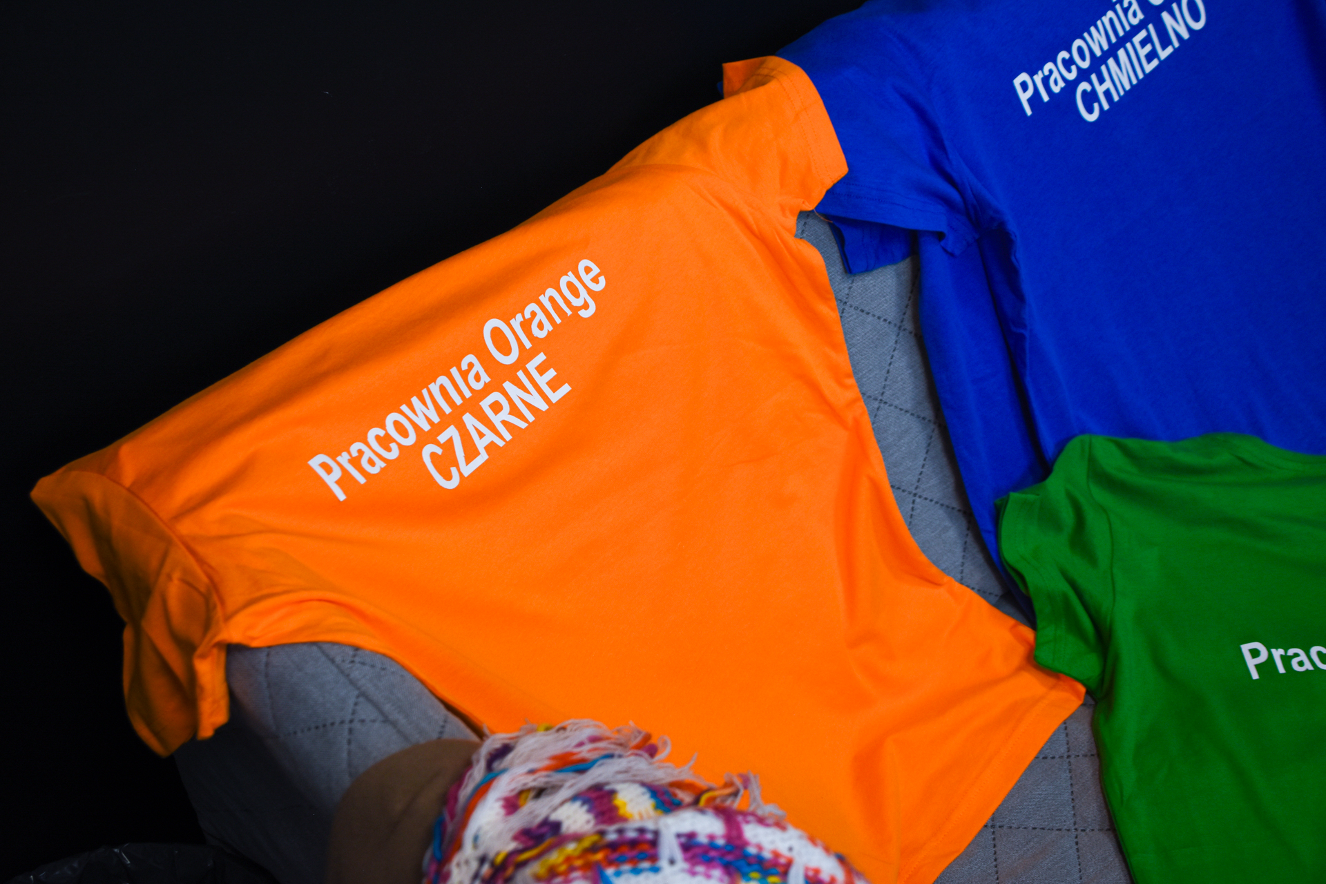 zdęcie koszulki z napisem Pracownia Orange Czarne