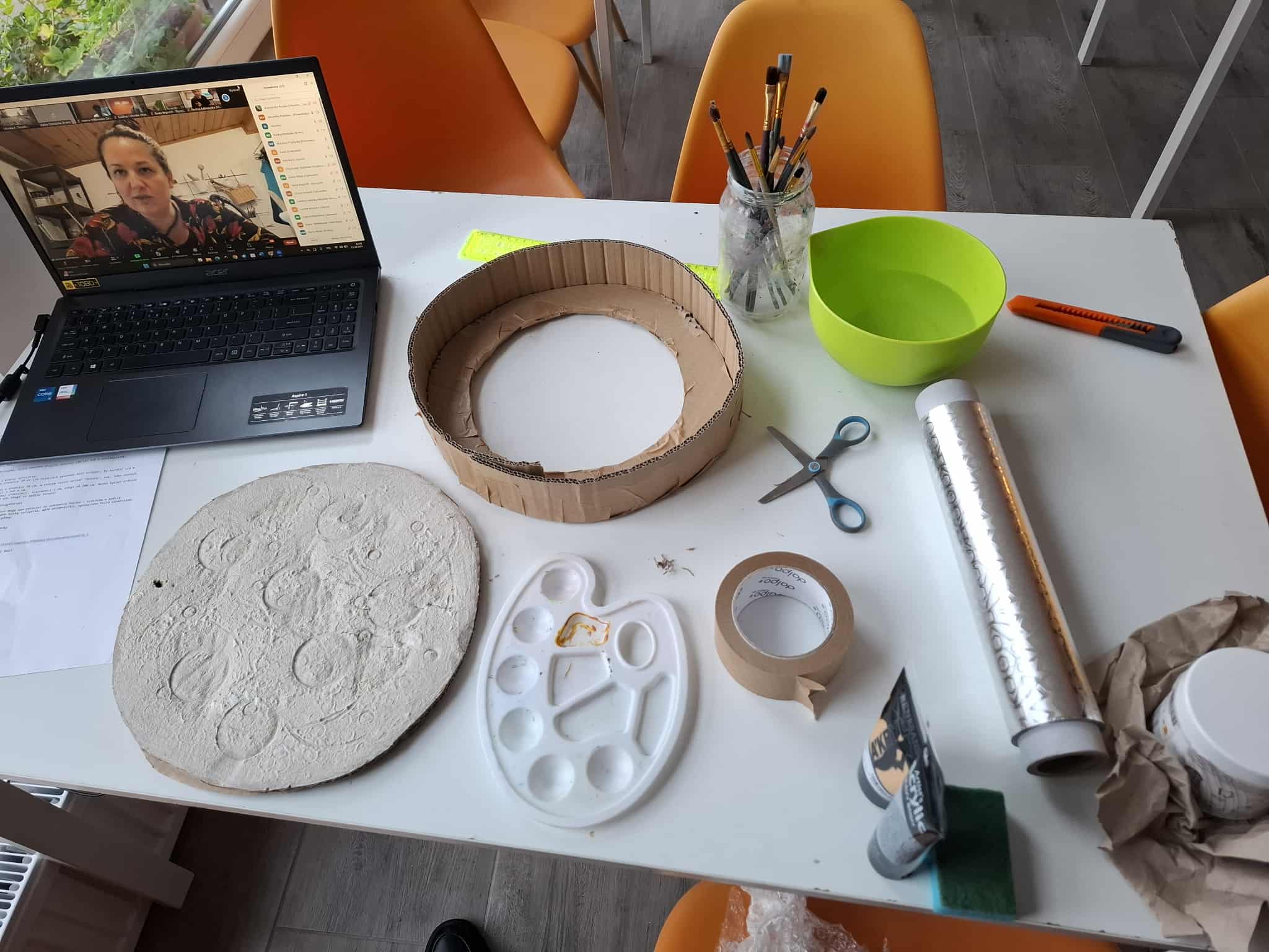 materiały potrzebne na warsztaty ułożone na stole