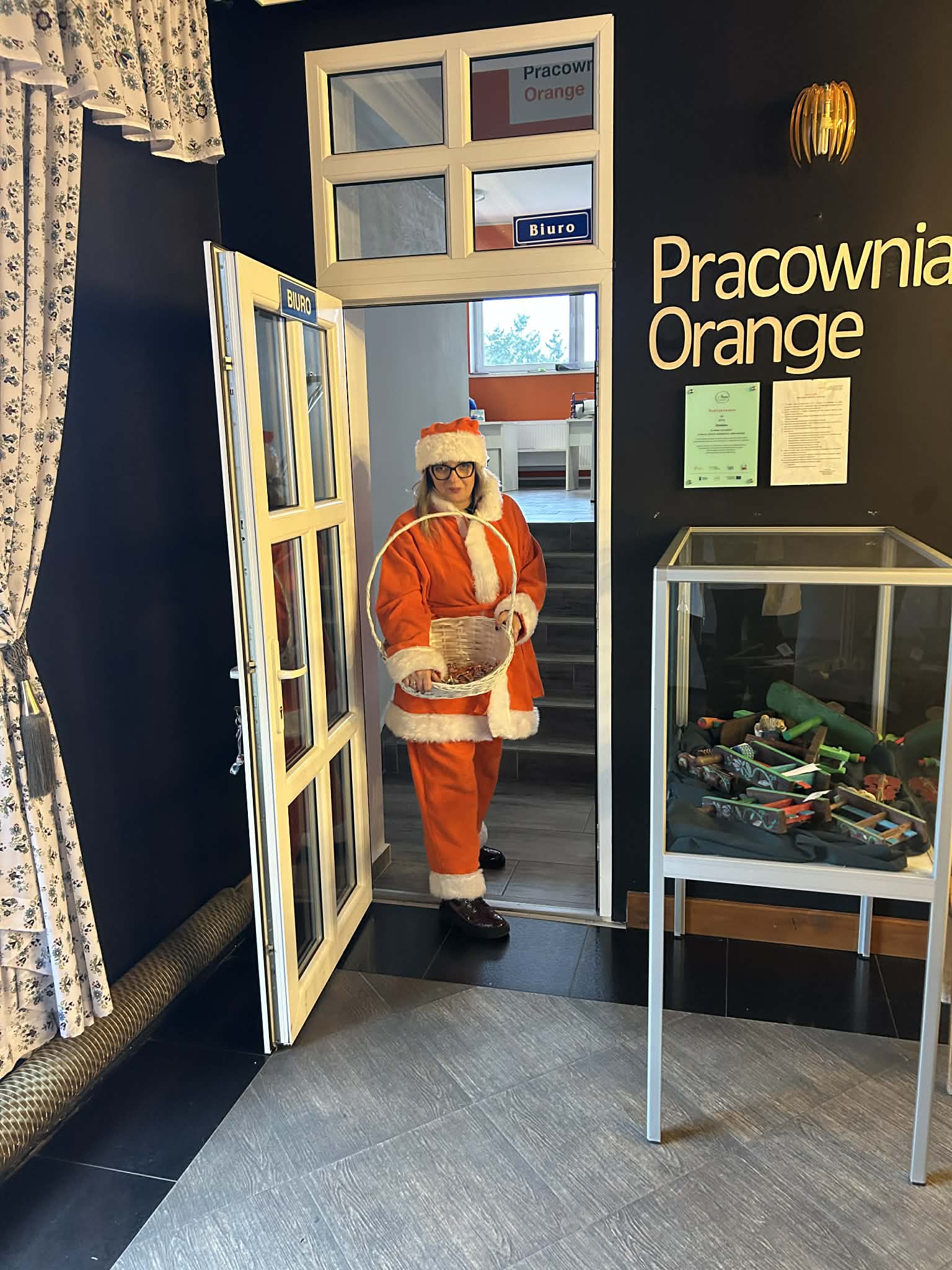 Kobieta w stroju św. Mikołaja.