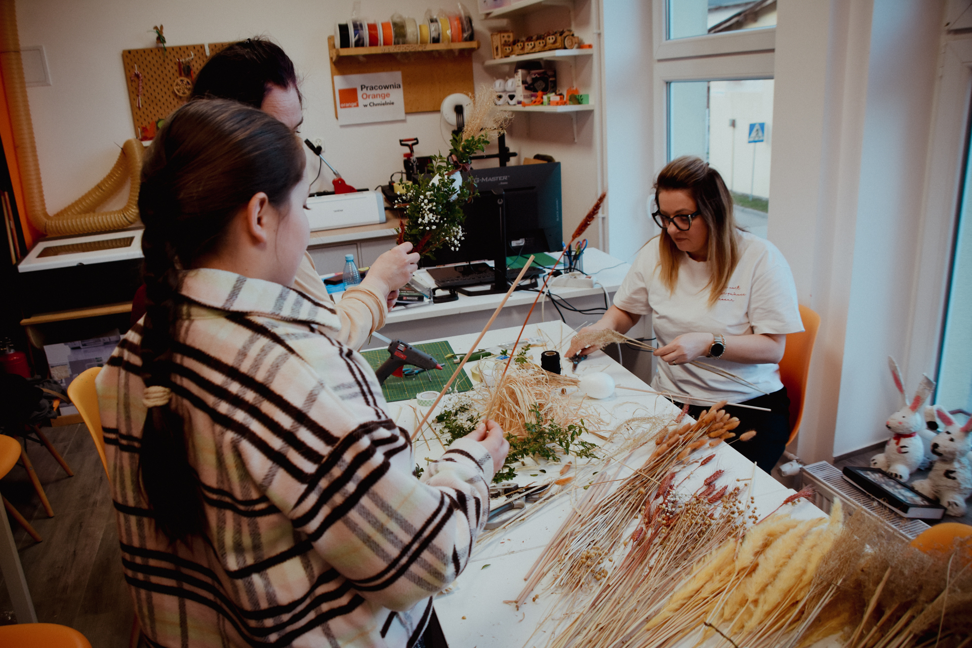 Tworzenie palm wielkanocnych.