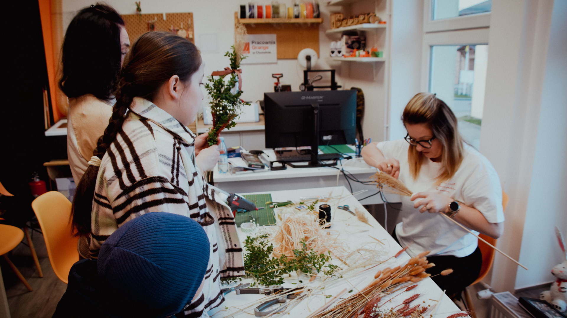 Tworzenie palm wielkanocnych.