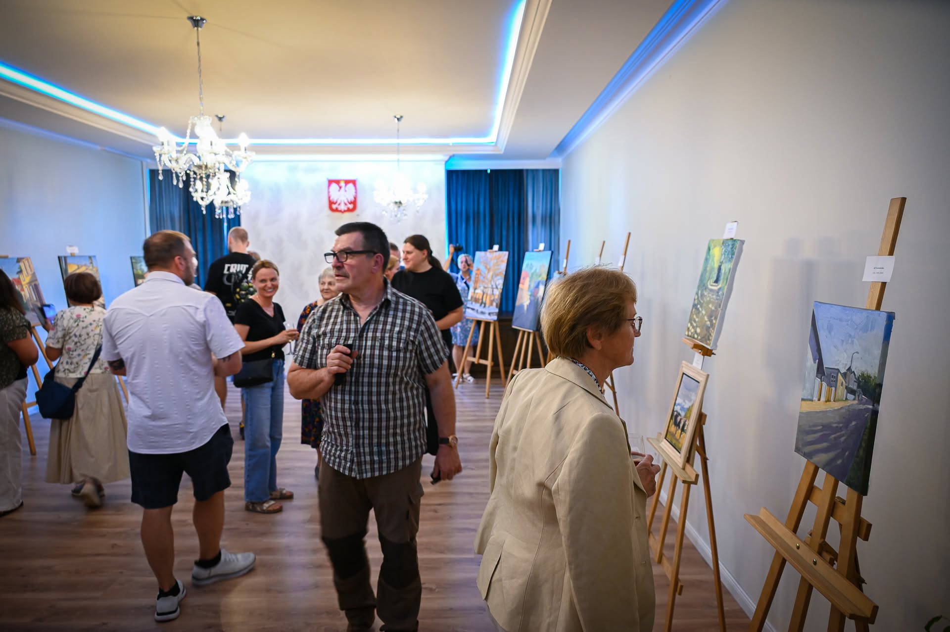Publiczność zgromadzona na wernisażu.