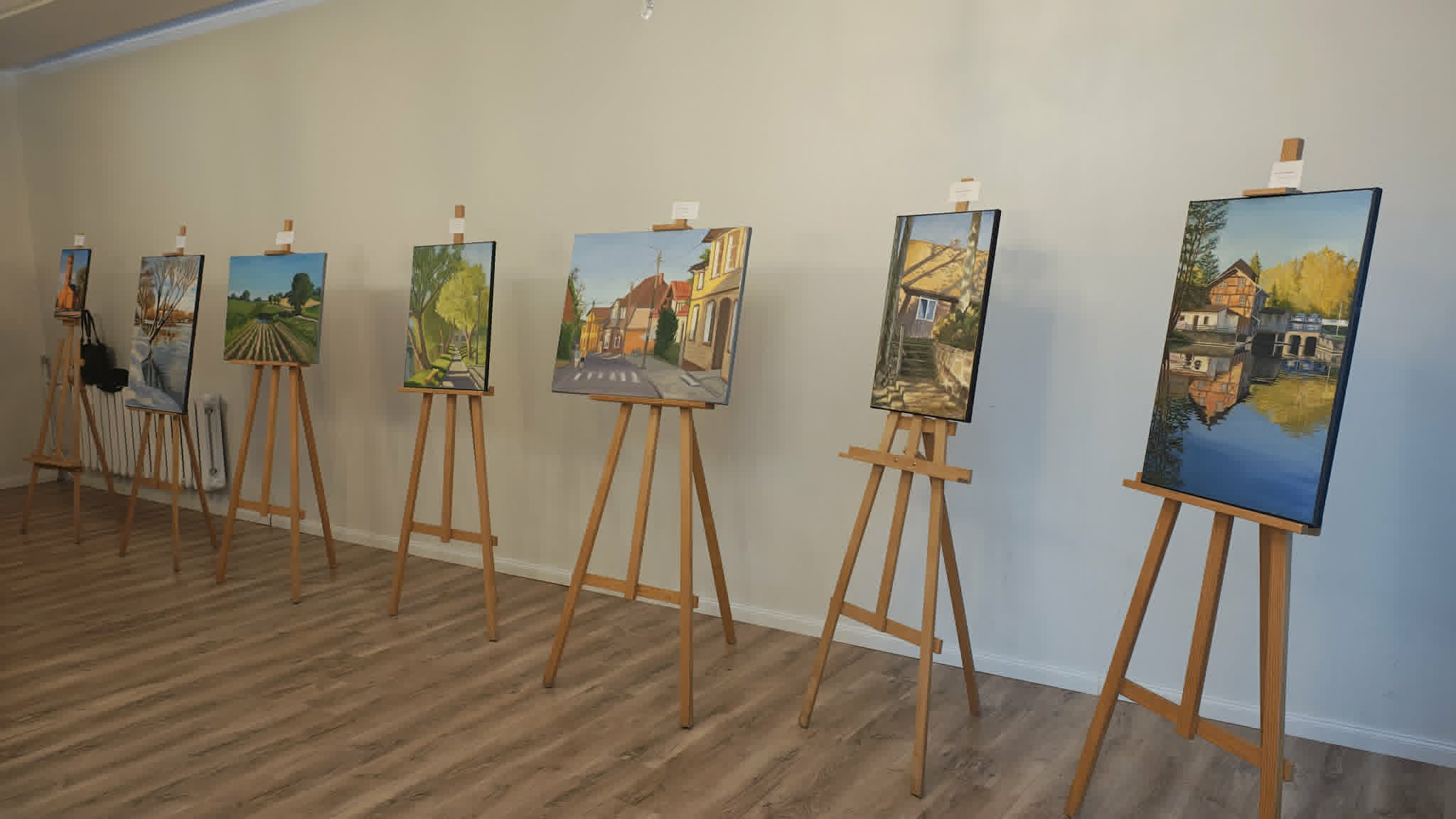 Prace artystki umieszczone na sztalugach