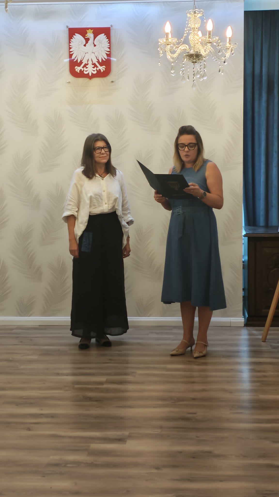 Otwarcie wernisażu - artystka oraz kobieta zapowiadająca wystawę