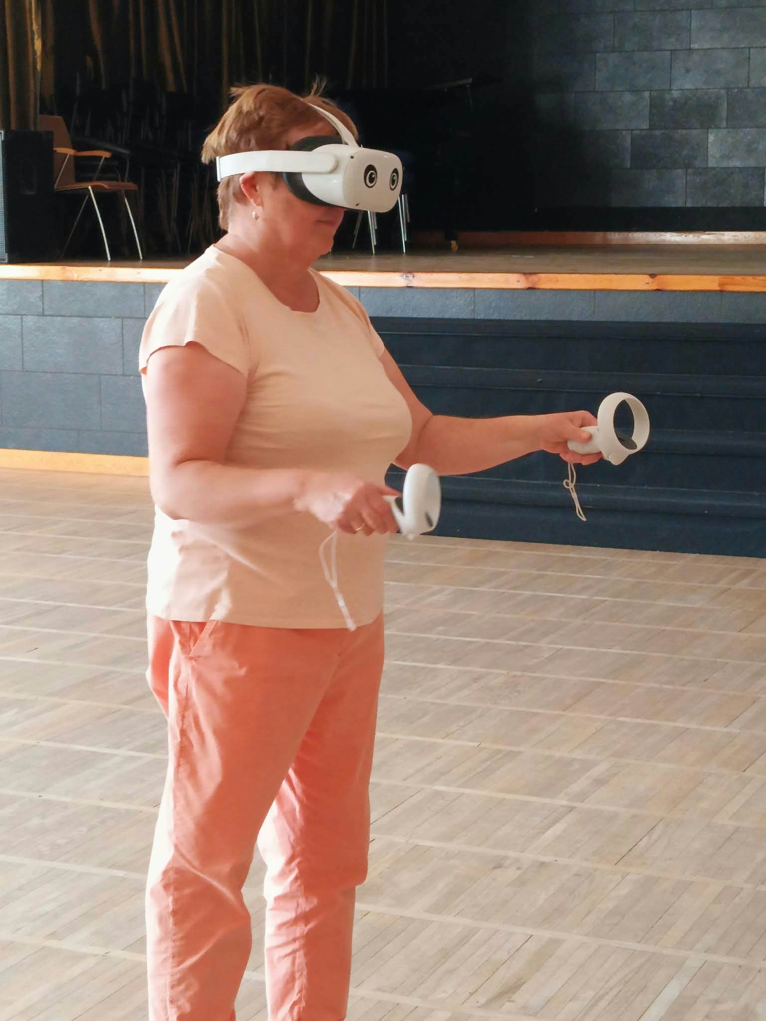 kobieta w Goglach VR testująca aplikację do ćwiczeń