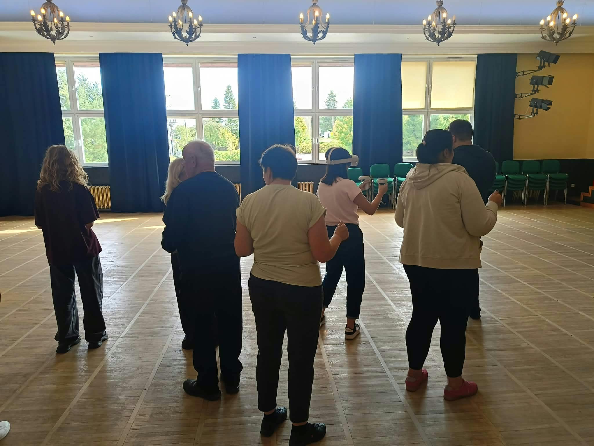 grupa dorosłych osób ćwicząca w Goglach VR z aplikacją FitXR