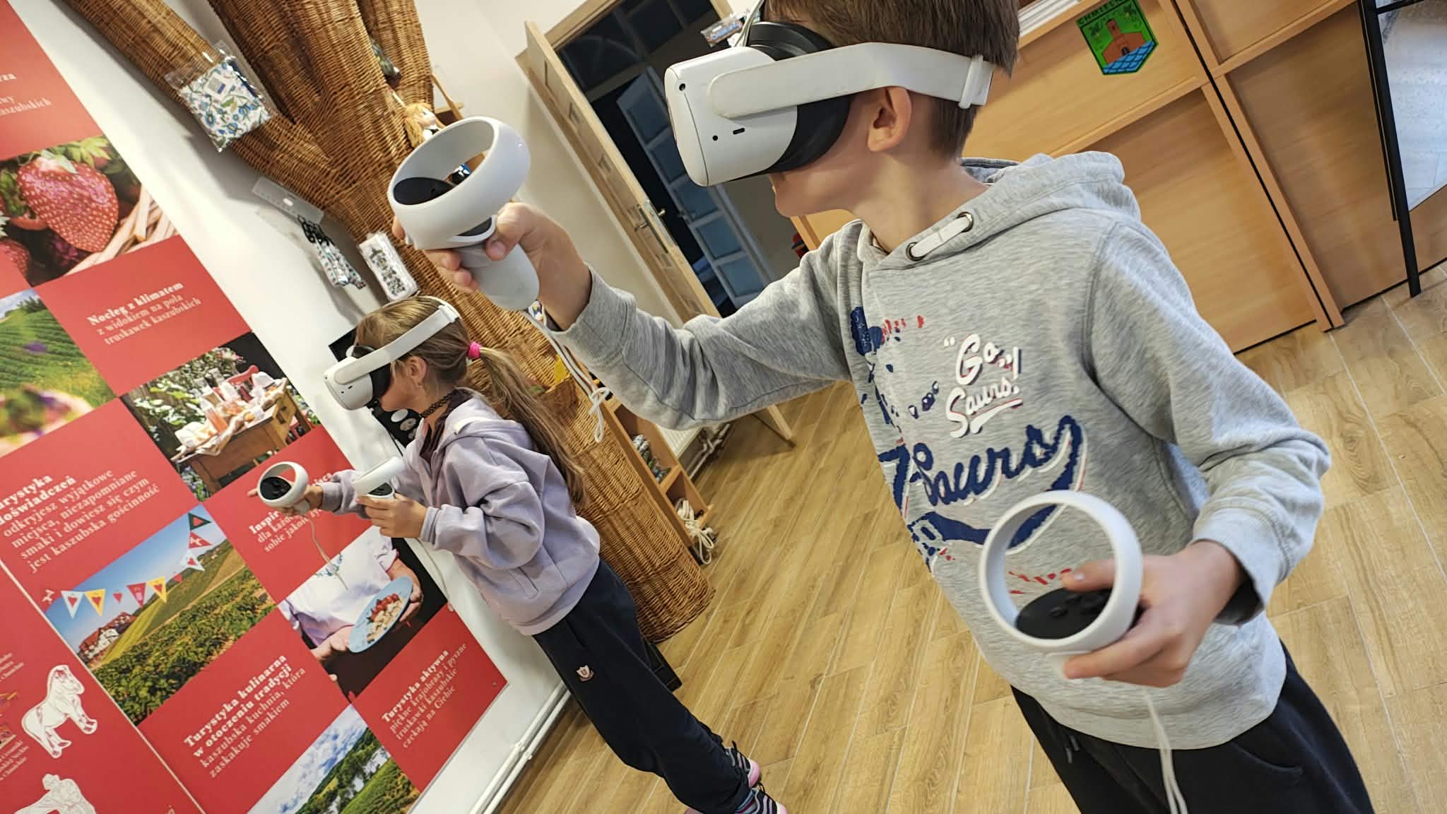 dwoje dzieci w Goglach VR korzystająca z aplikacji uczestnicząca w zajęciach plastycznych