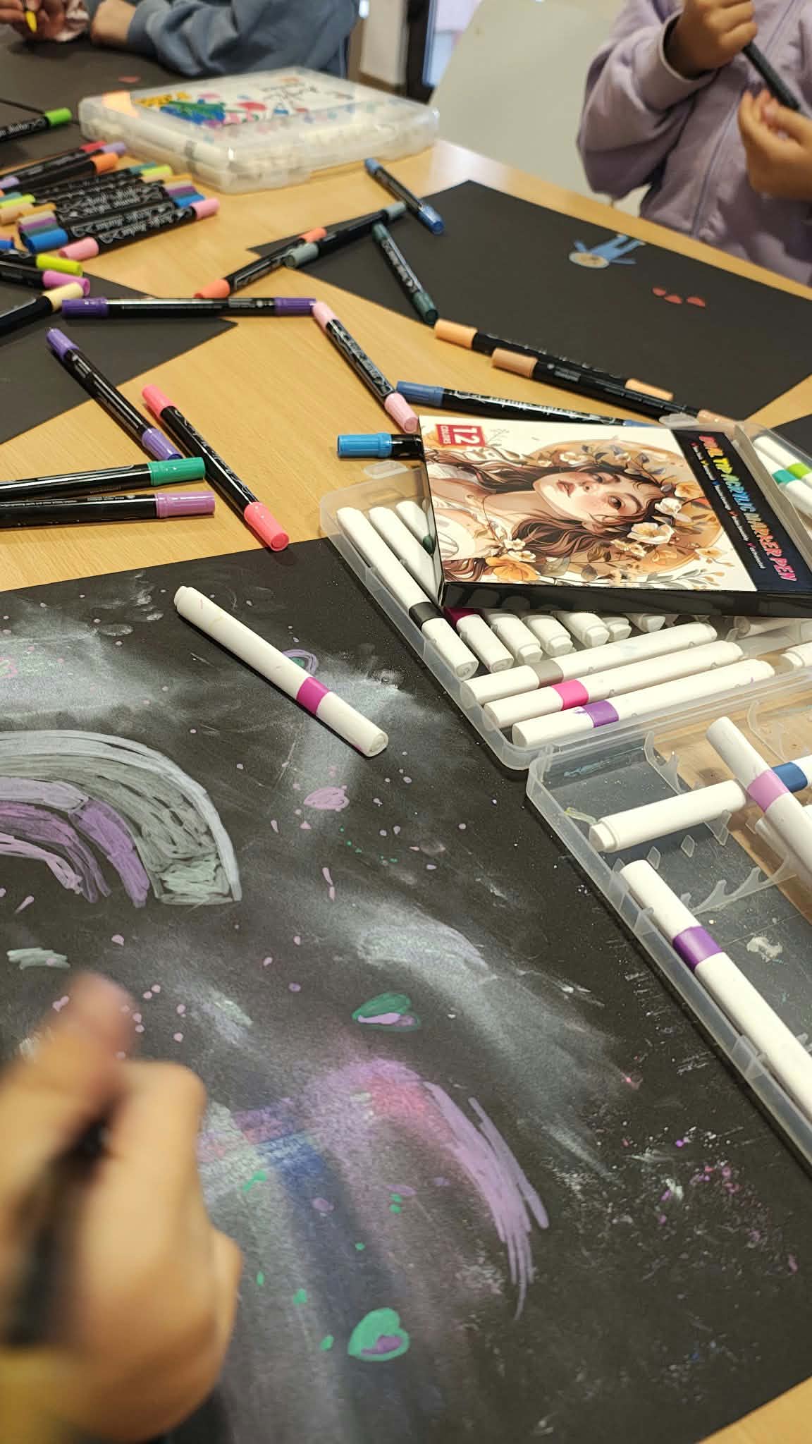 dzieci rysują kosmos inspirowany pracą powstałą w aplikacją Gogli VR Open Brush