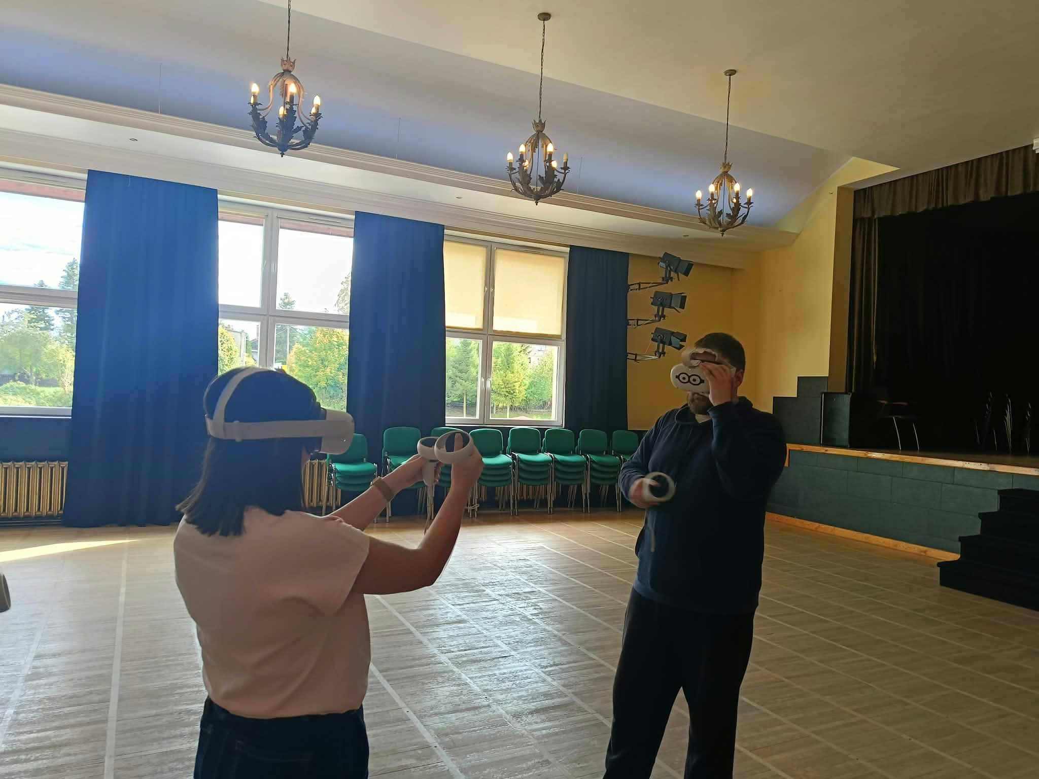 dwie osoby w Goglach VR testujące aplikację do ćwiczeń