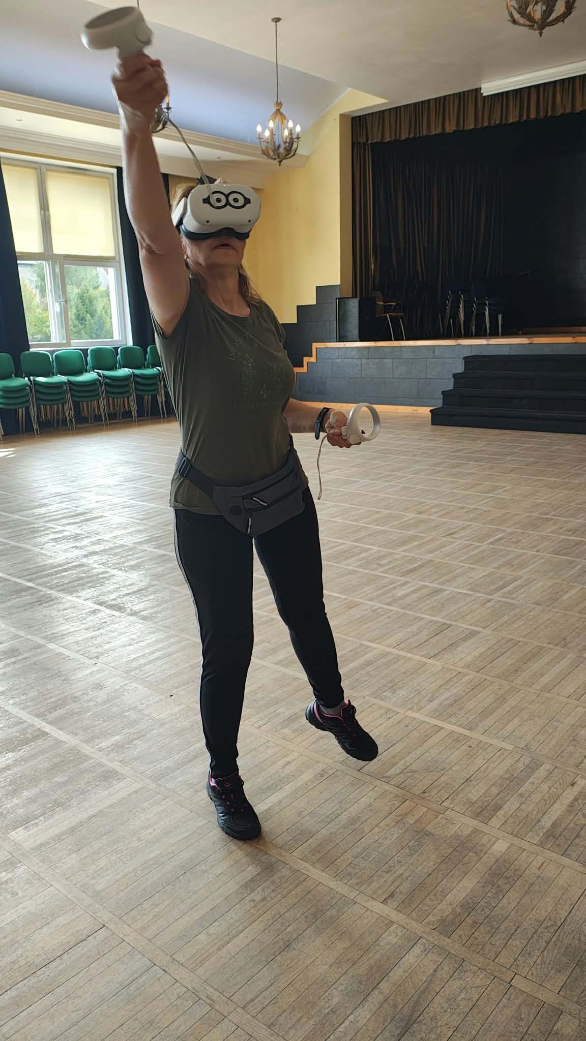 kobieta w Goglach VR testująca aplikację do ćwiczeń