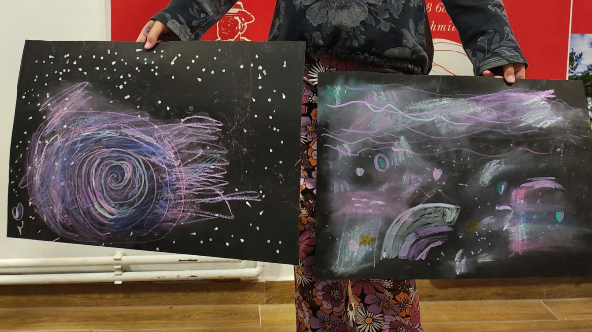 prace dzieci przedstawiające kosmos inspirowane pracami powstałymi w aplikacji Gogli VR Open Brush