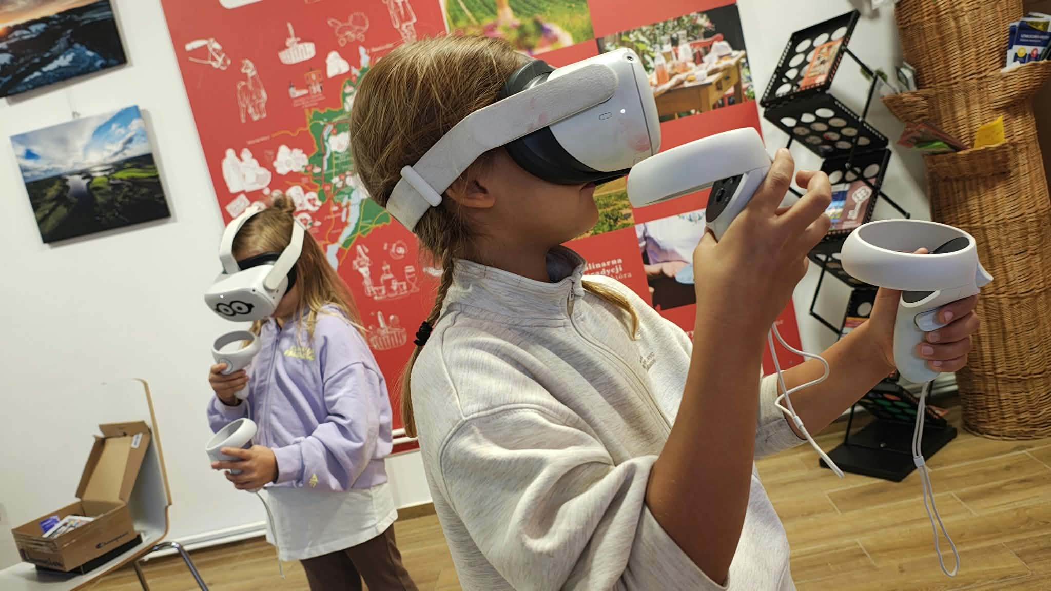 dwoje dzieci w Goglach VR korzystająca z aplikacji uczestnicząca w zajęciach plastycznych