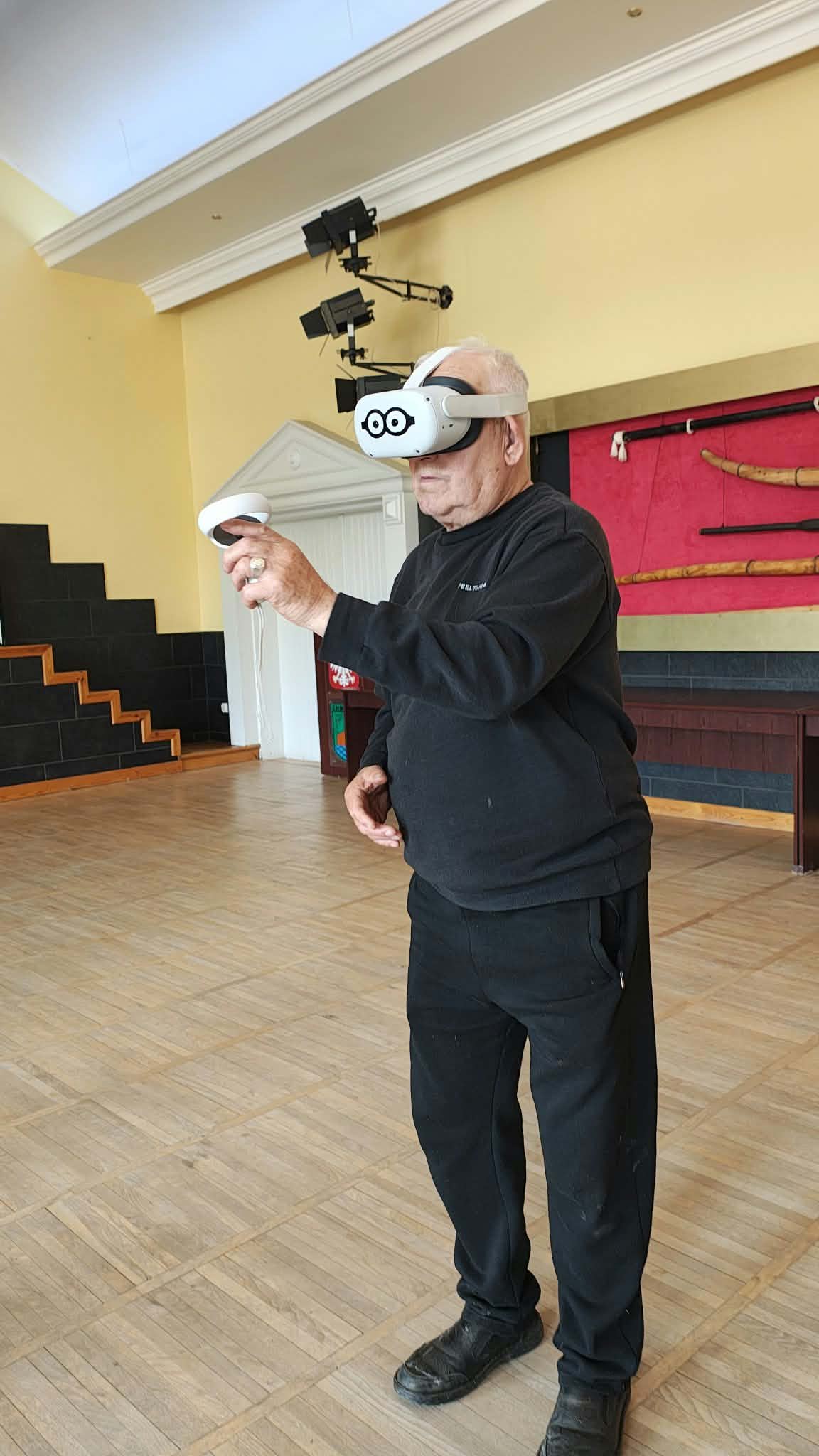 starszy pan w Goglach VR testujący aplikację do ćwiczeń