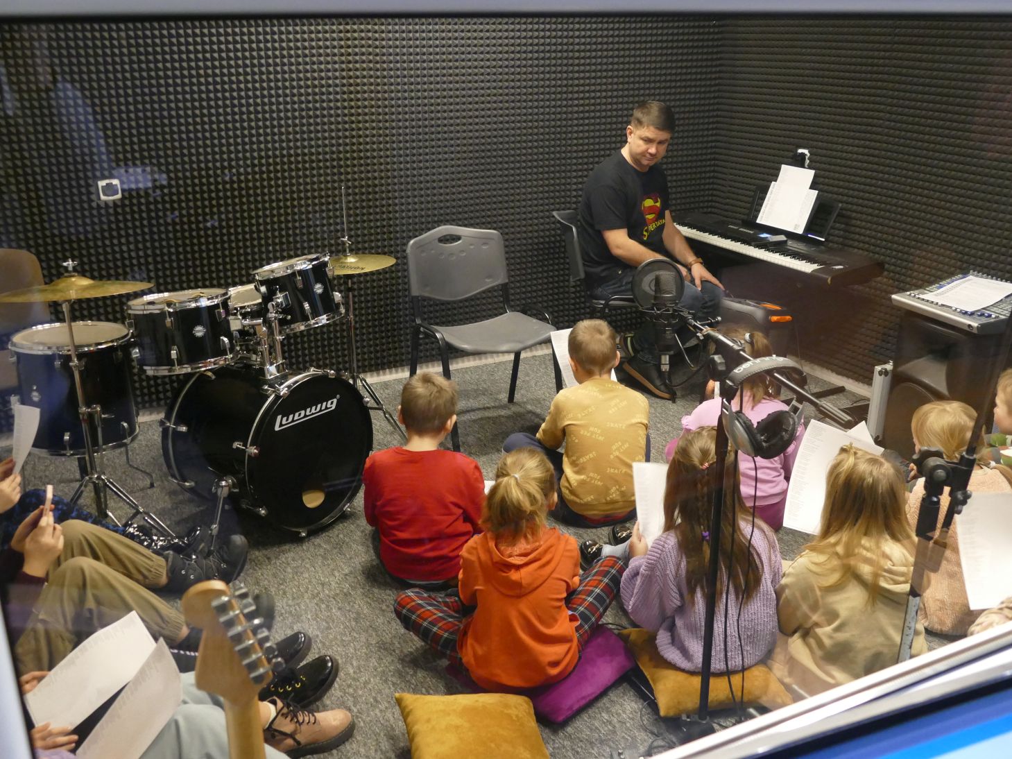Dzieci w studiu muzycznym.