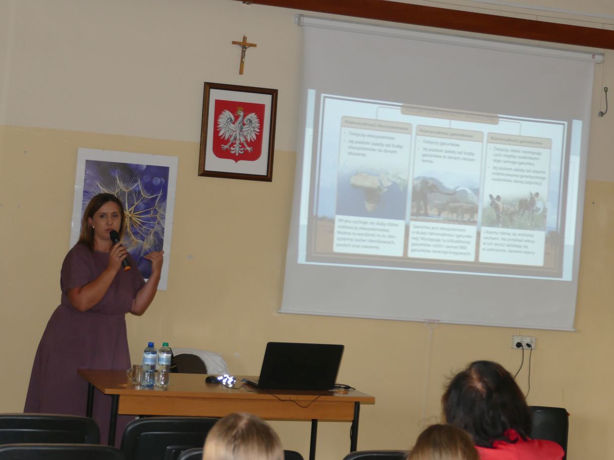 Prowadząca wyświetla prezentację na tablicy.