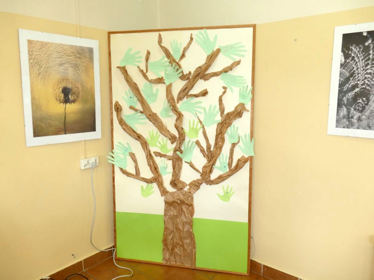 Drzewo wykonane na kartonie z przypiętymi liśćmi.