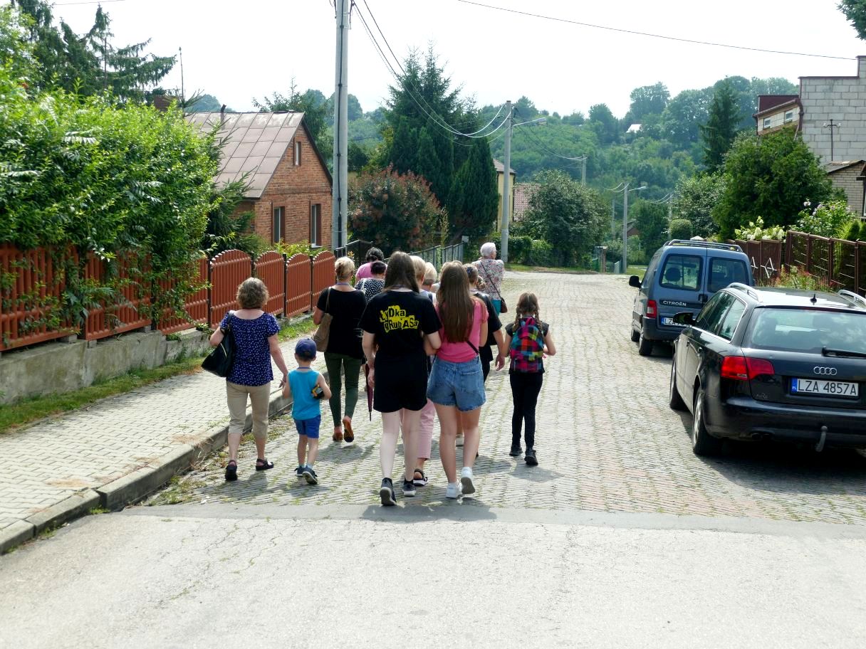 Grupa osób idących ulicą.