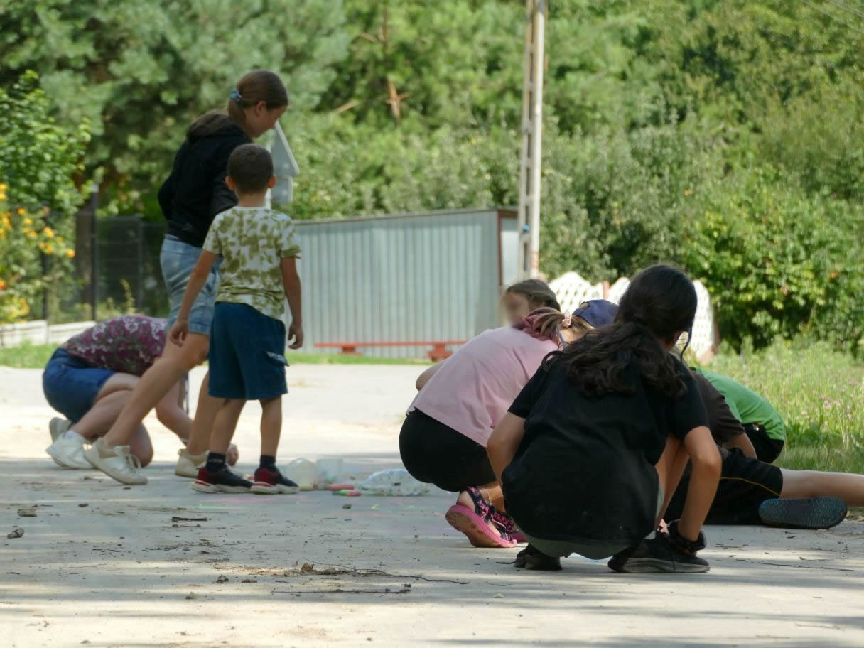 Uczestnicy zabawy podczas wykonywania zadania gry terenowej.