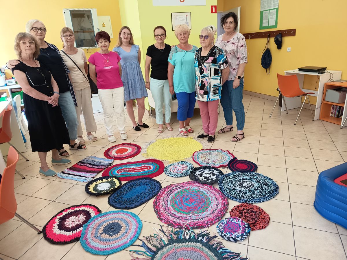 Grupa pań z gotowymi dywanikami ułożonymi na podłodze