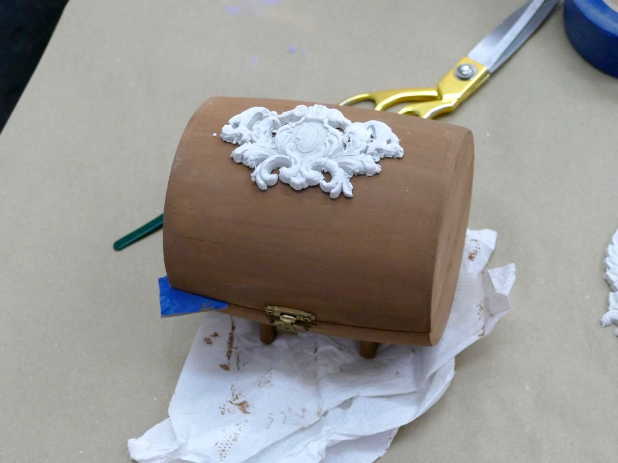 drewniana szkatułka z dekoracją DIY