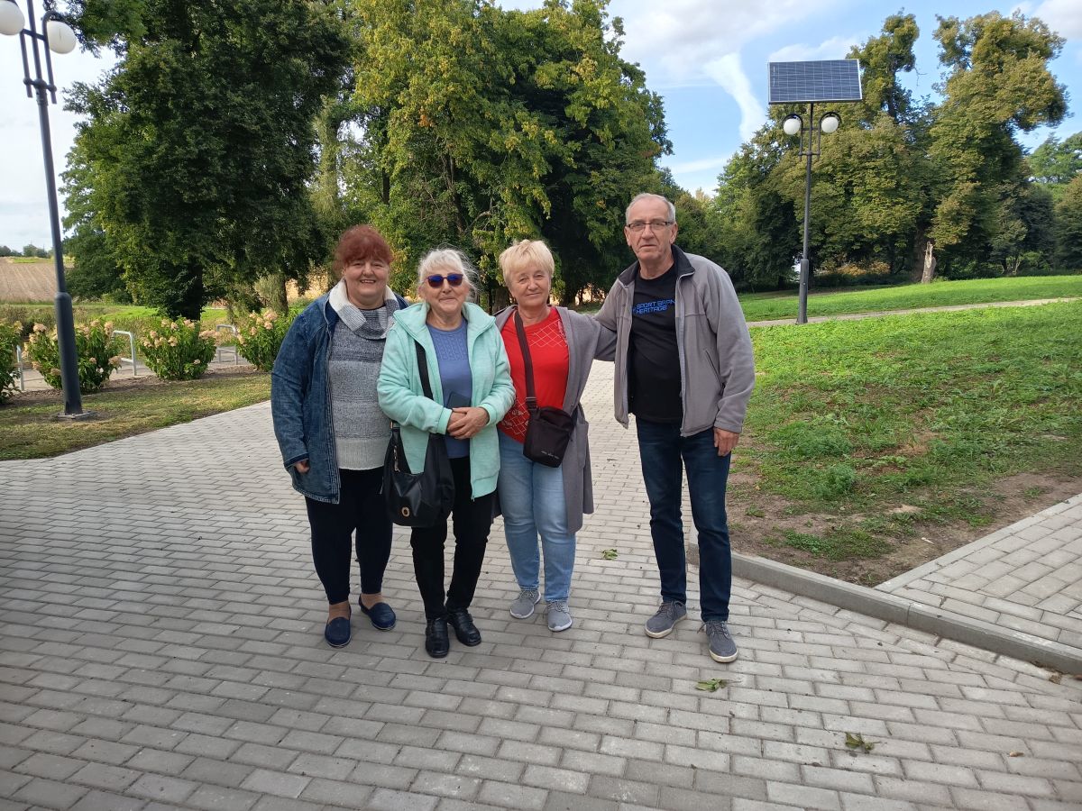 Trzy kobiety i mężczyzna pozujący do zdjęcia