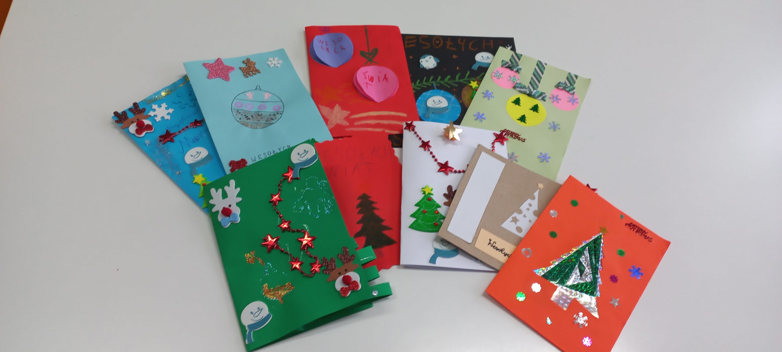 kartki bożonarodzeniowe wykonane z kolorowego papieru i ozdobione
