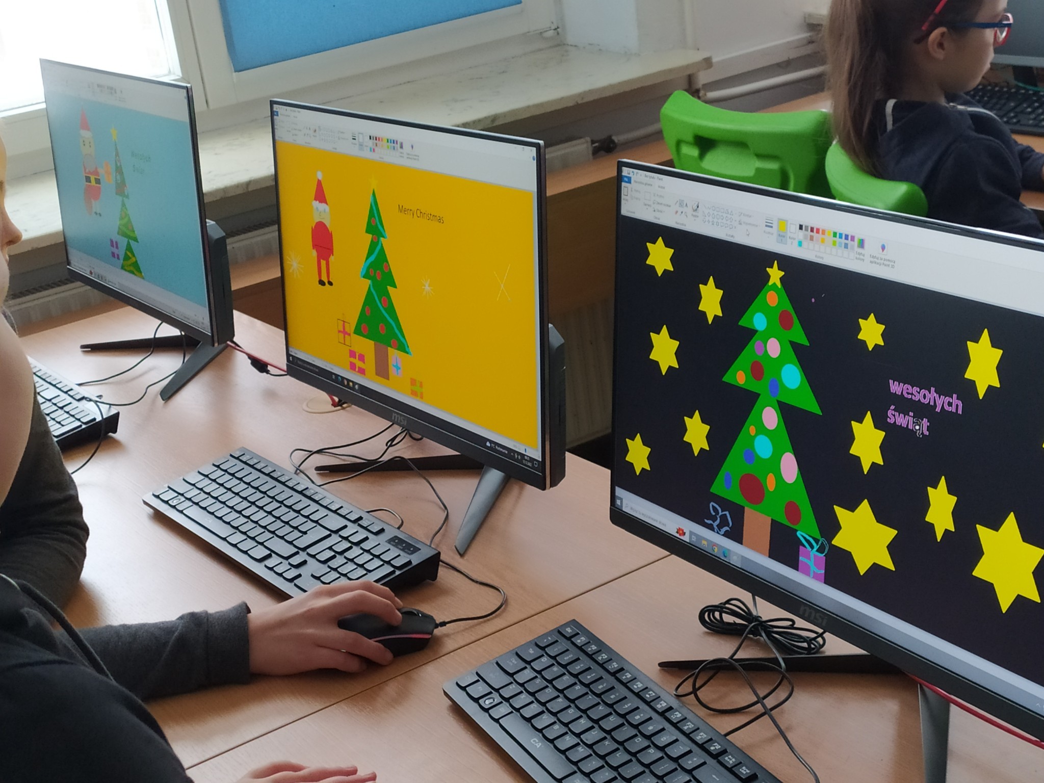 monitory z kartkami świątecznymi zrobionymi przez dzieci