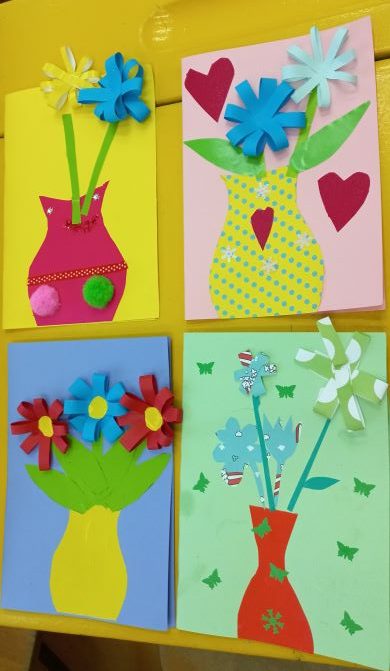 cztery kolorowe kartki wiosenne z motywem kwiatów w w wazonie