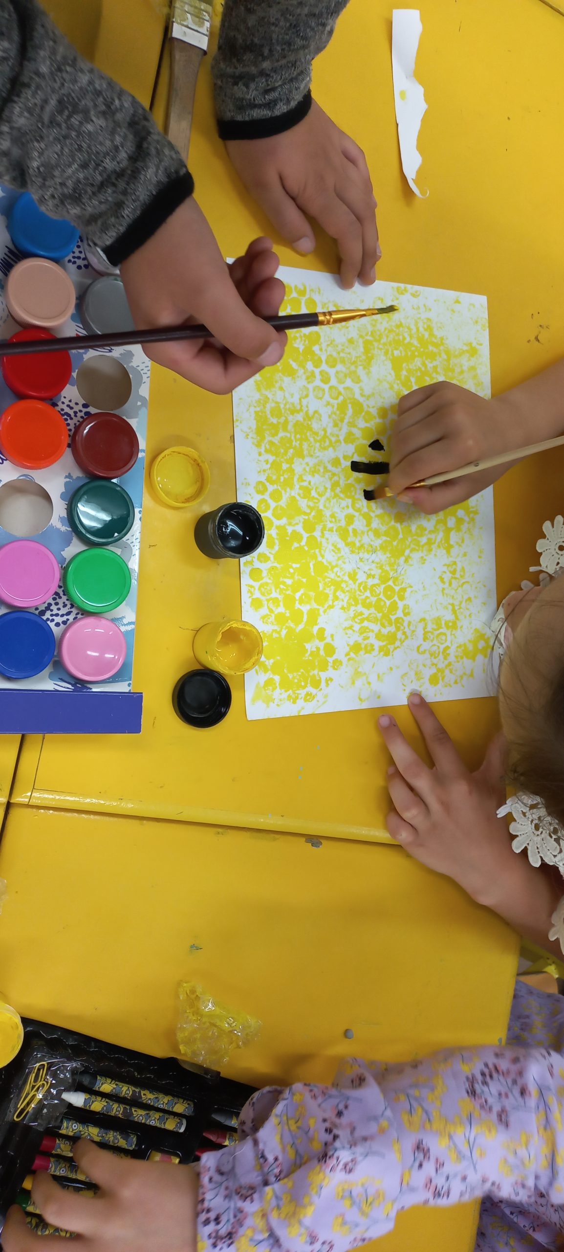 dzieci malują pszczółki i plastry miodu