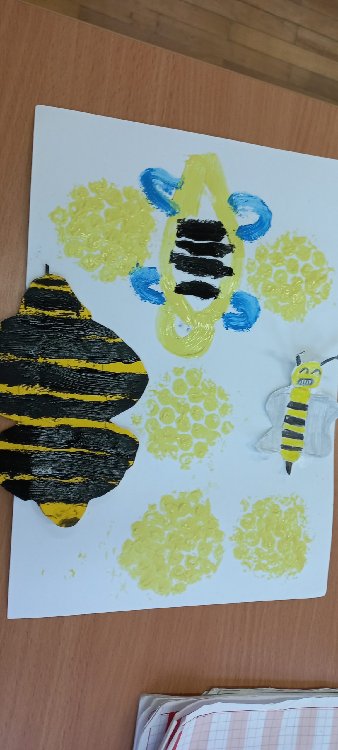 obrazek a na nim namalowane pszczółki i plastry miodu