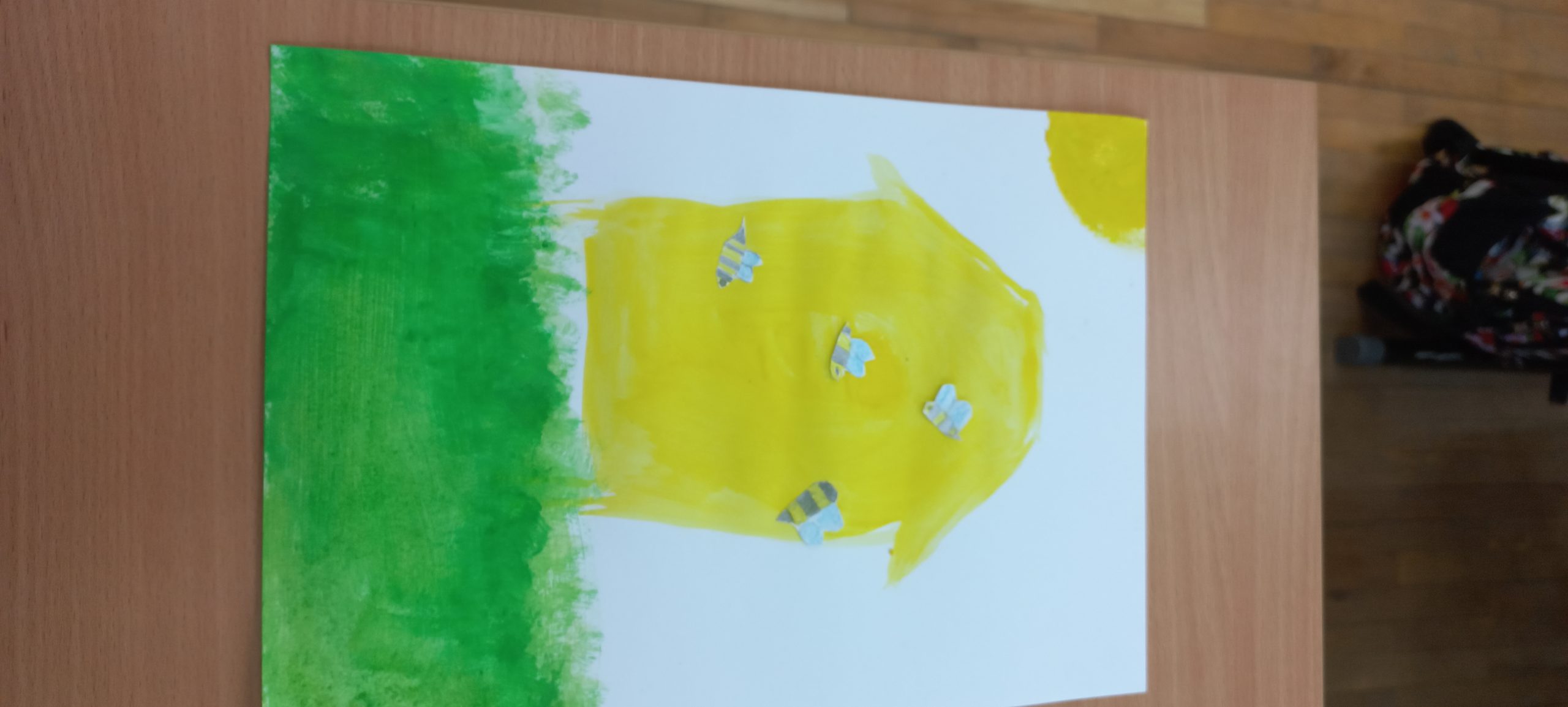 obrazek a na nim namalowany żółty ul i pszczółki