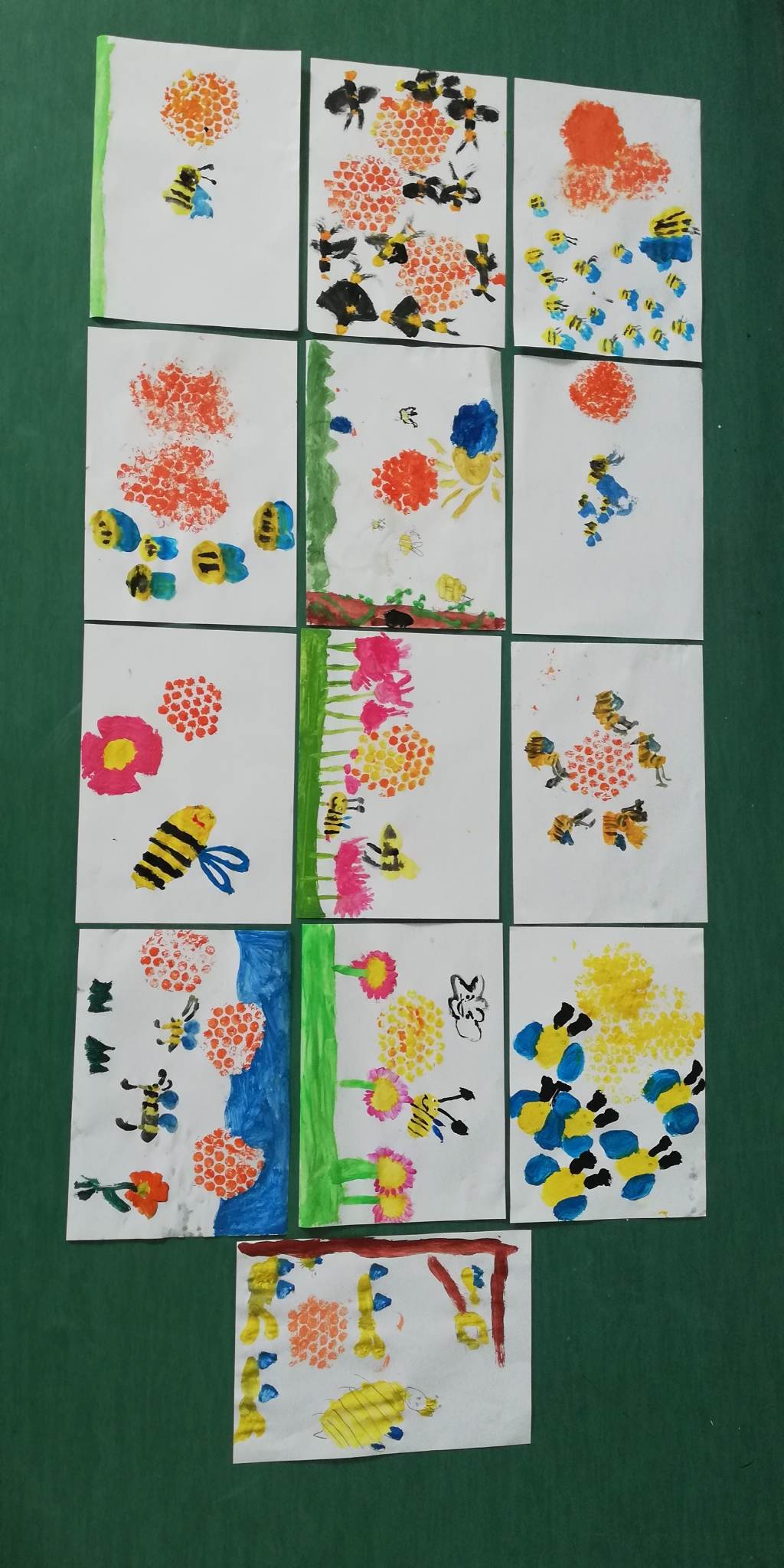obrazki dzieci z pszczółkami na zielonym tle