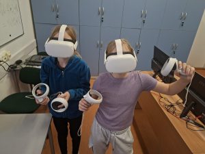 dzieci grające w grę wirtualną