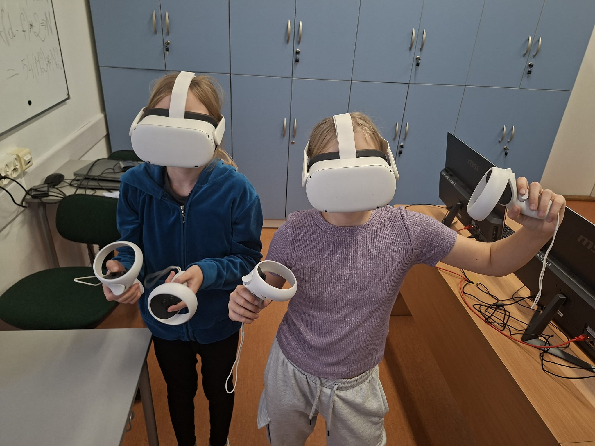 dzieci grające w grę wirtualną