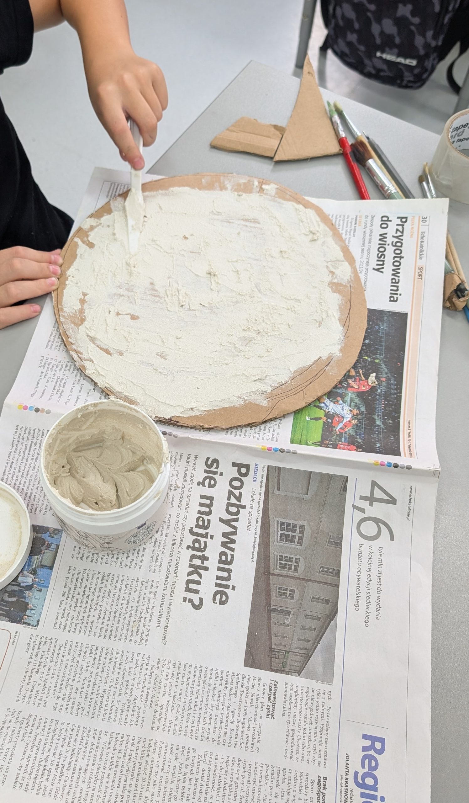 na zdjęciu osoba nadaje kształt księżyca