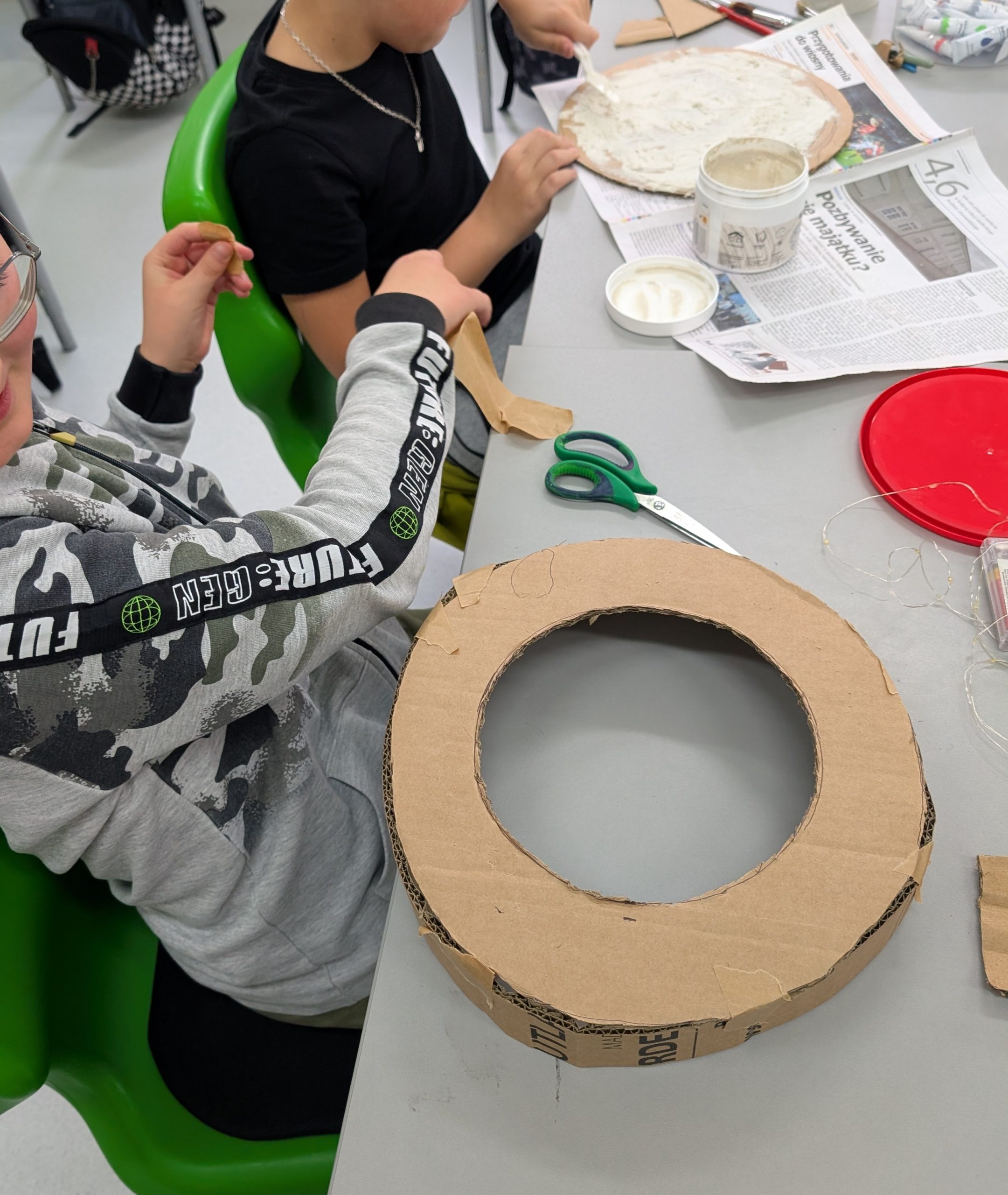 zdjęcie dzieci tworzących księżyc z kartonu