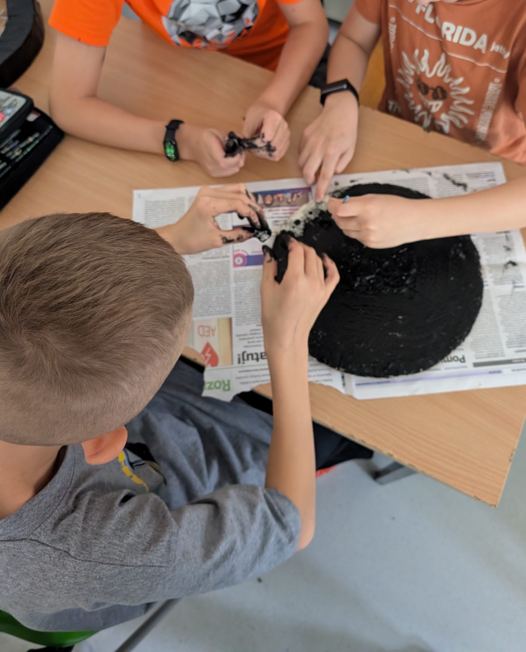 dzieci malujące koło z kartonu