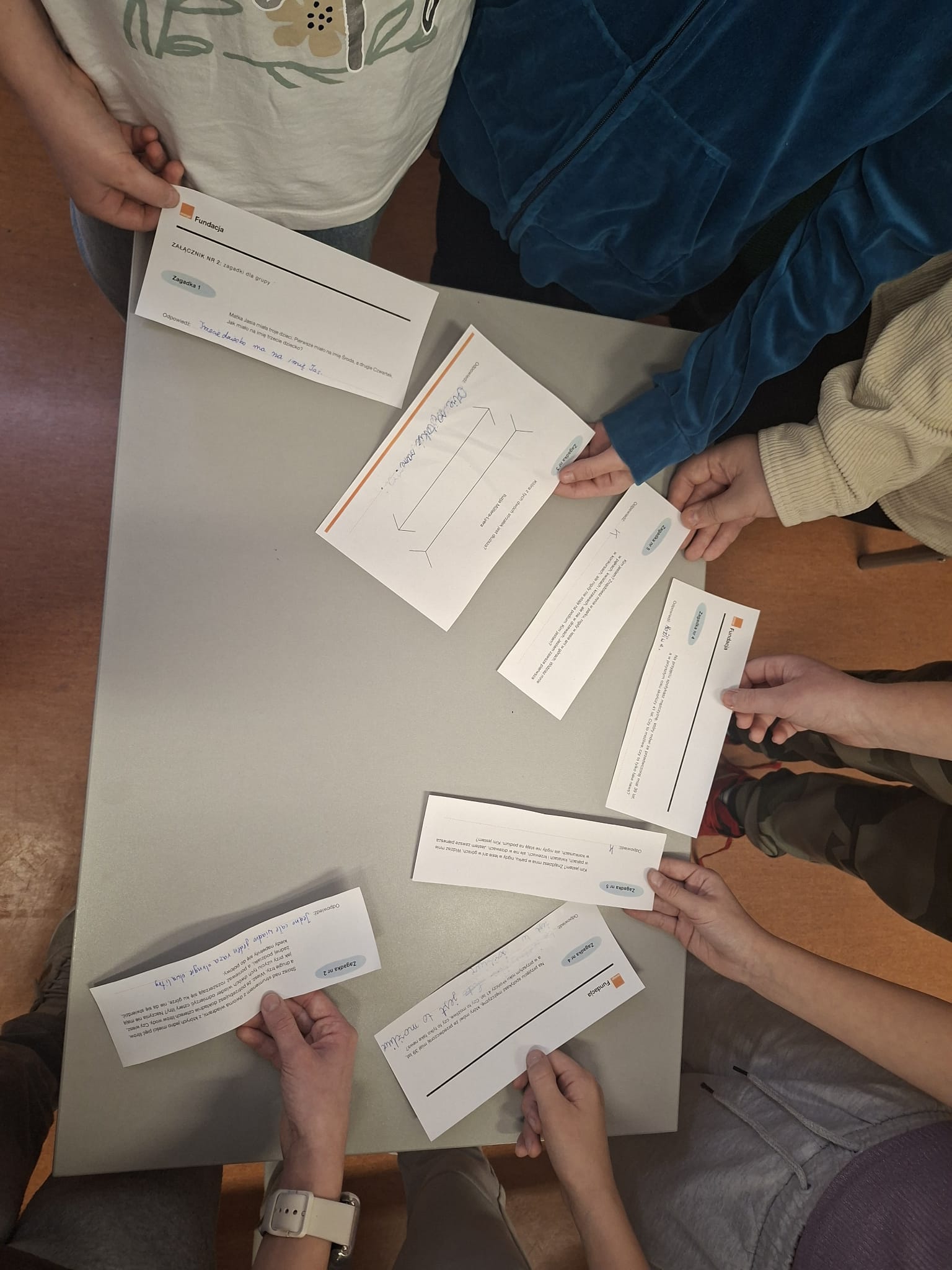 dzieci rozwiązujące zagadki