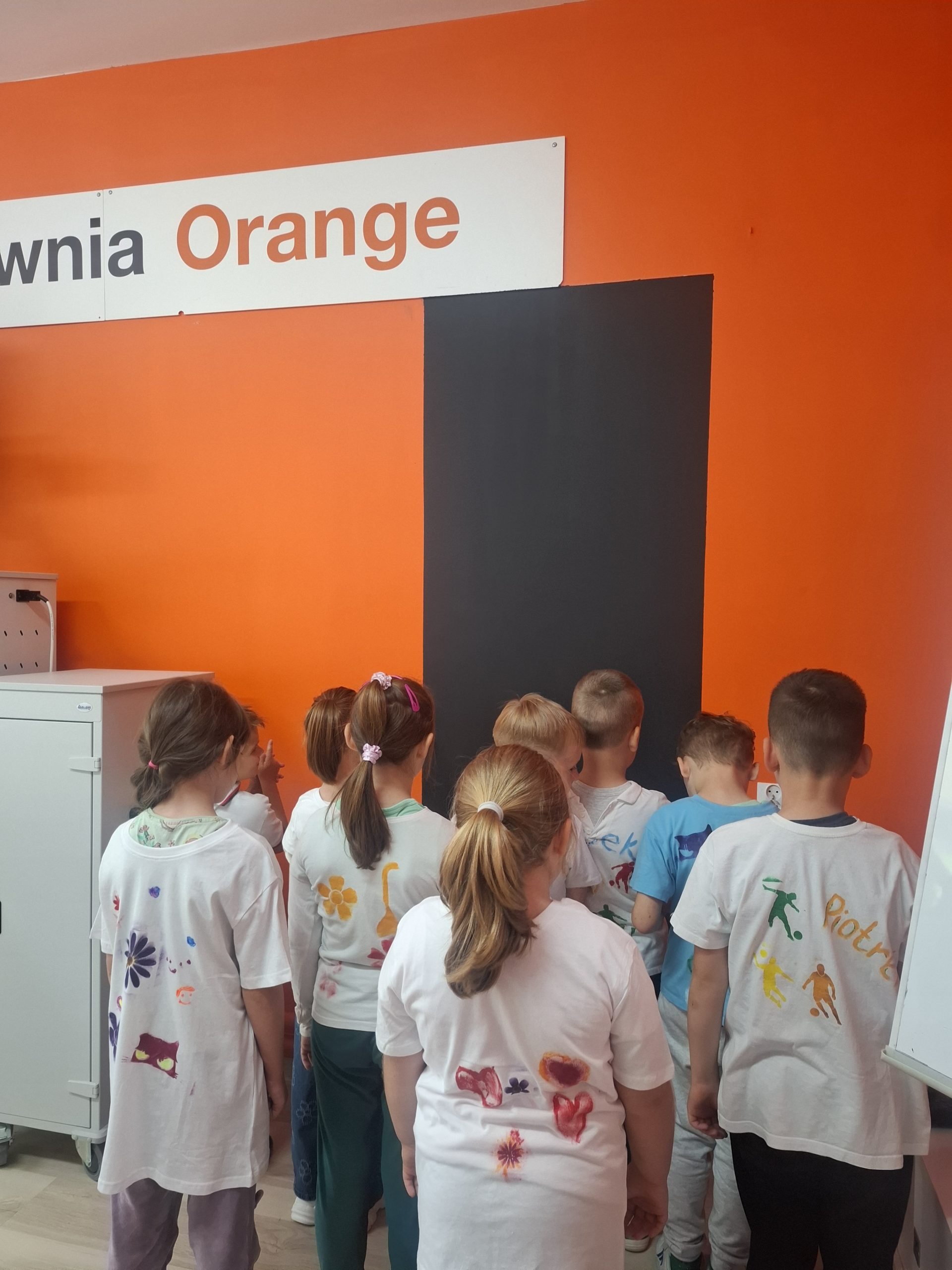 Dzieci prezentują wykonane koszulki
