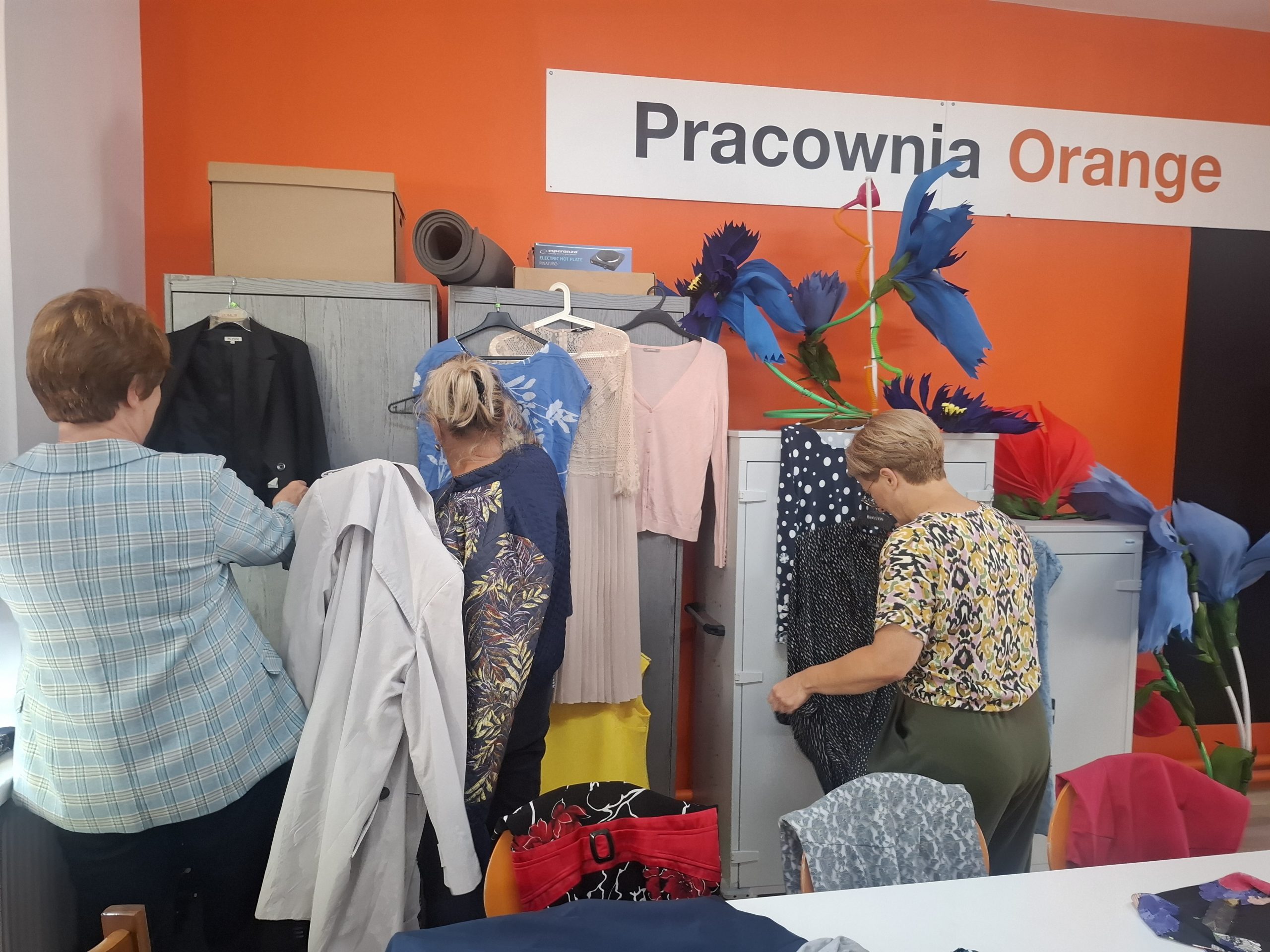 Kobiety oglądają ubrania.