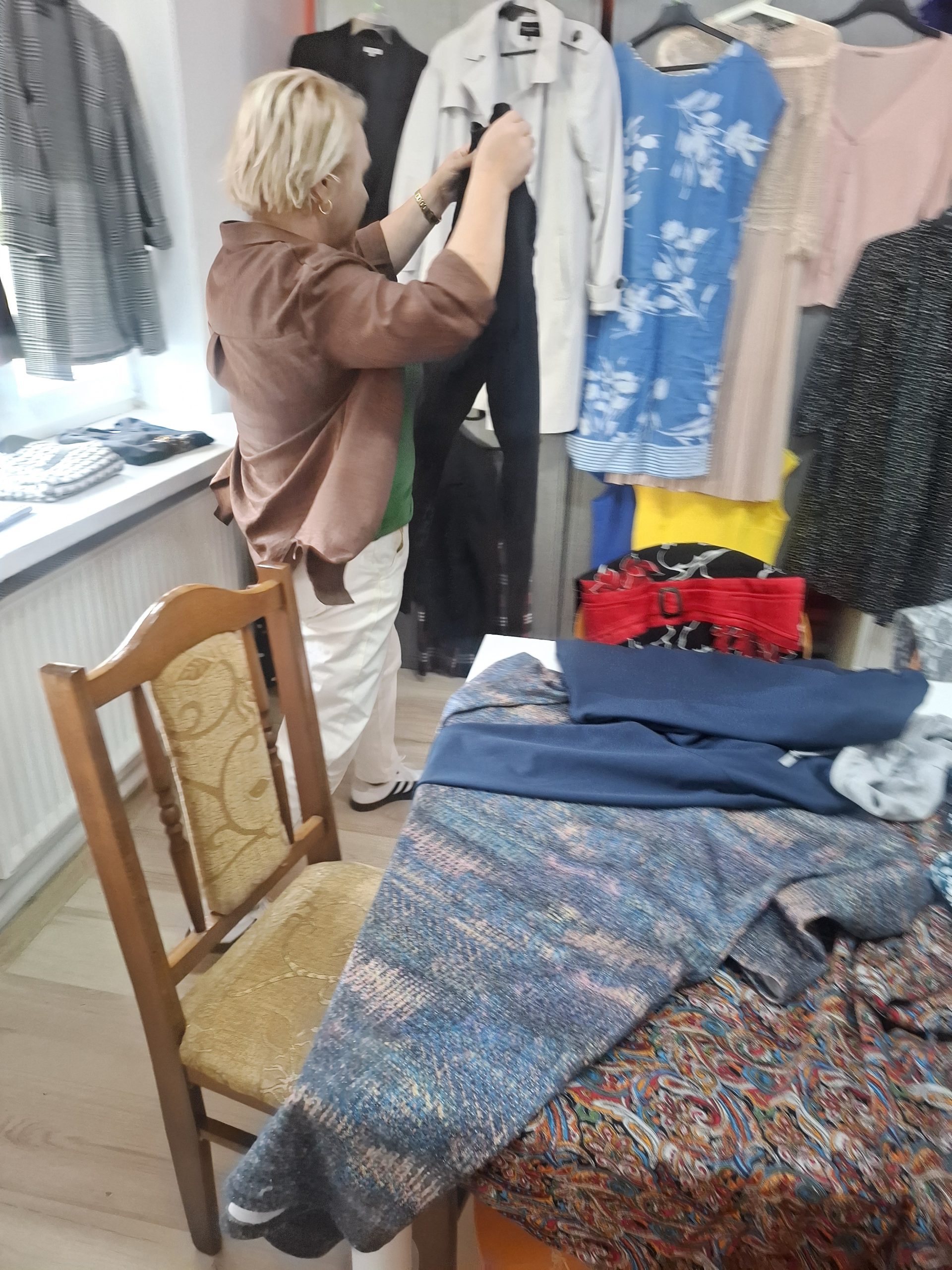Kobieta oglądająca ubrania.