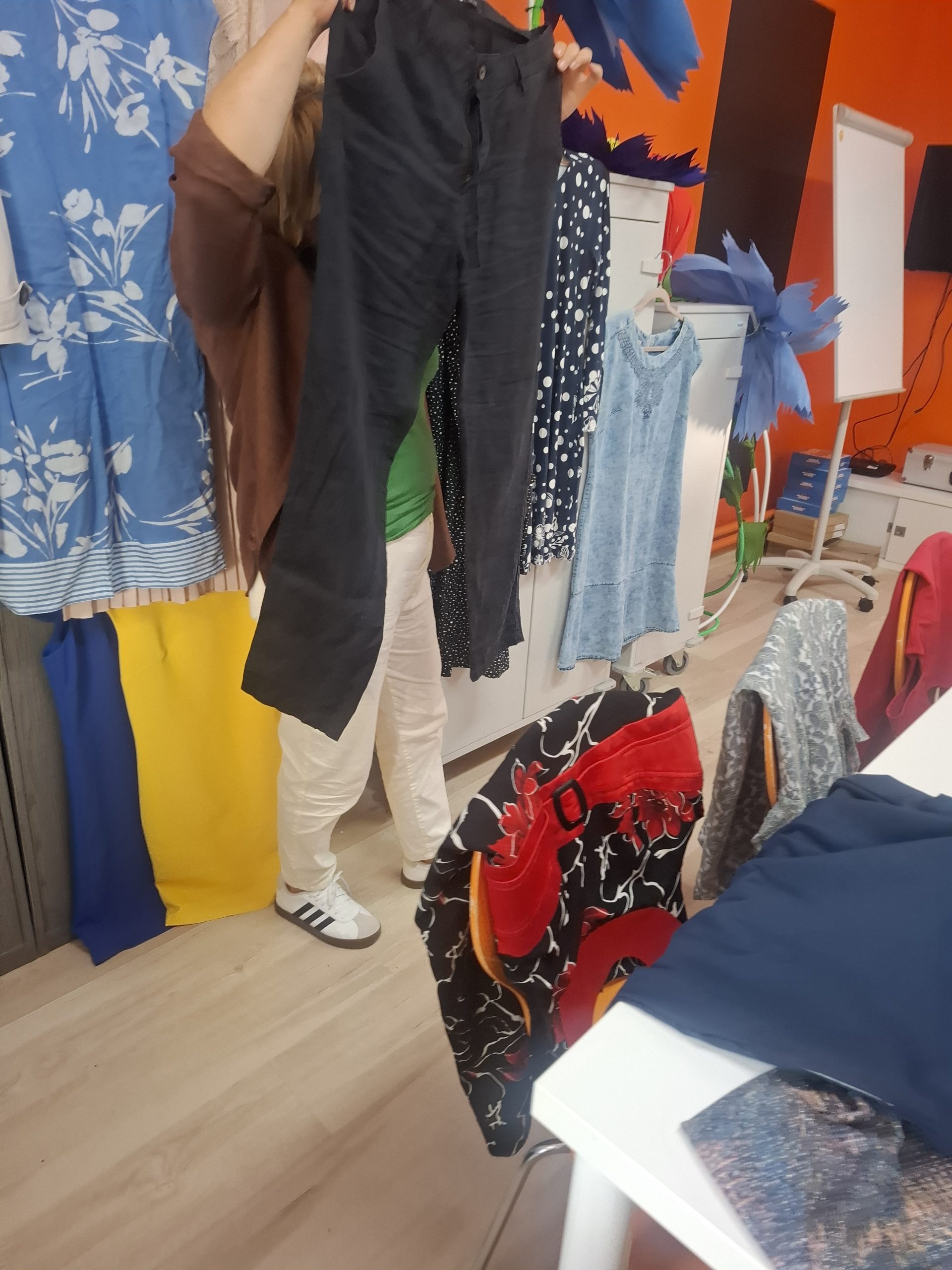 Osoba oglądająca spodnie.