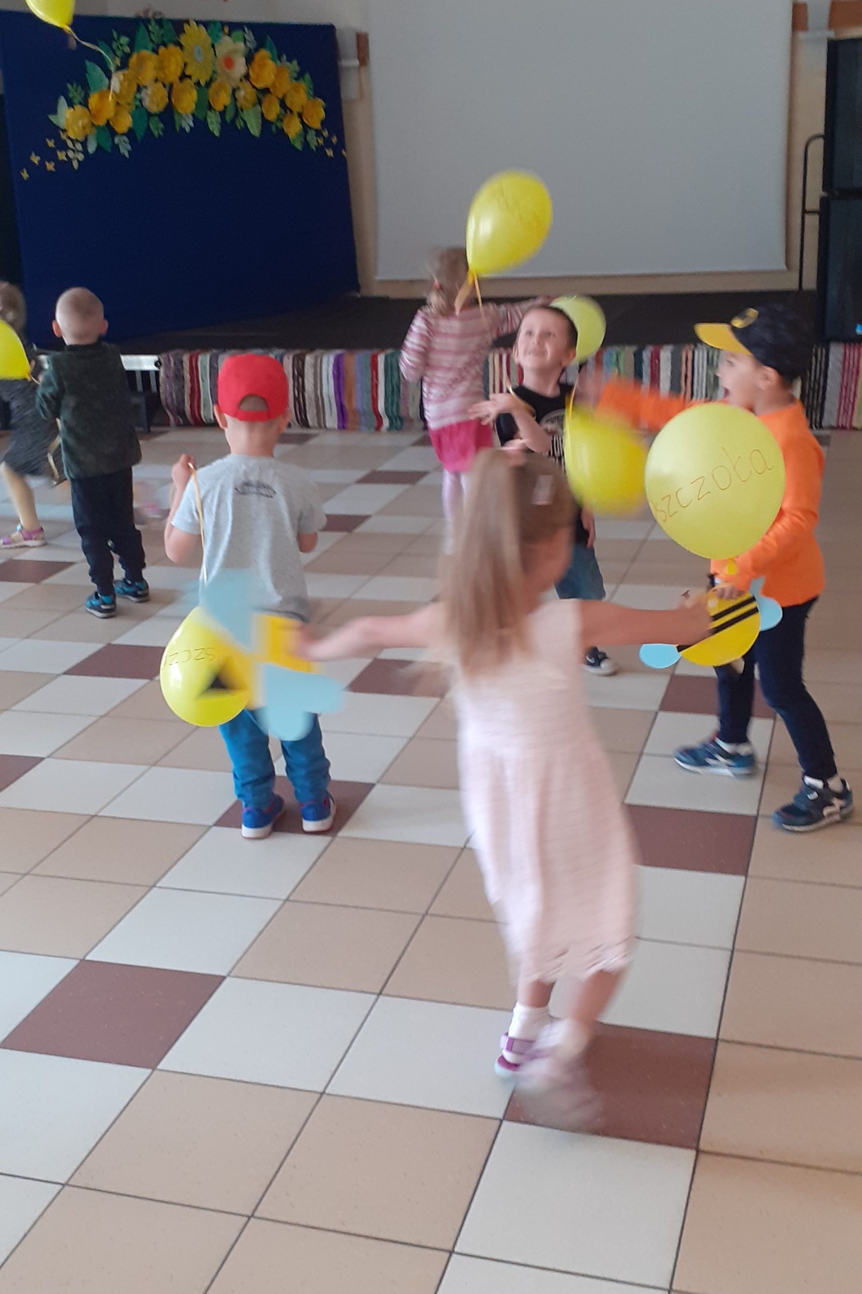 zabawy ruchowe z balonem