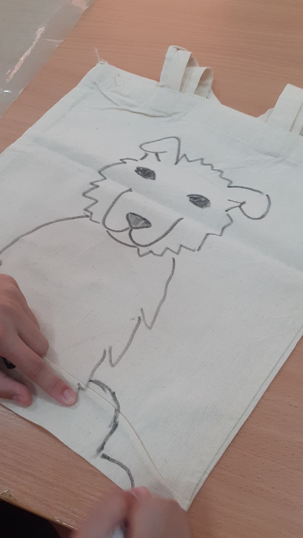 rysowanie, projektowanie wizerunku psa na torbie